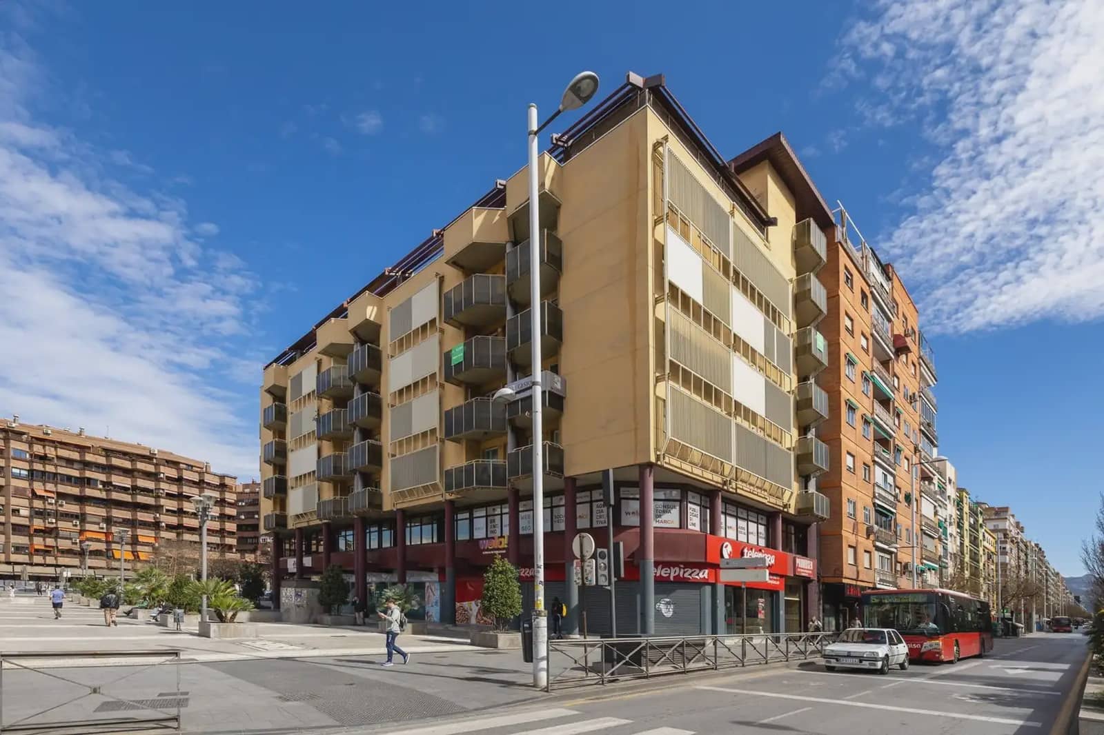Flat for sale in Granada city - € 290,000 (Ref: 9837011)
