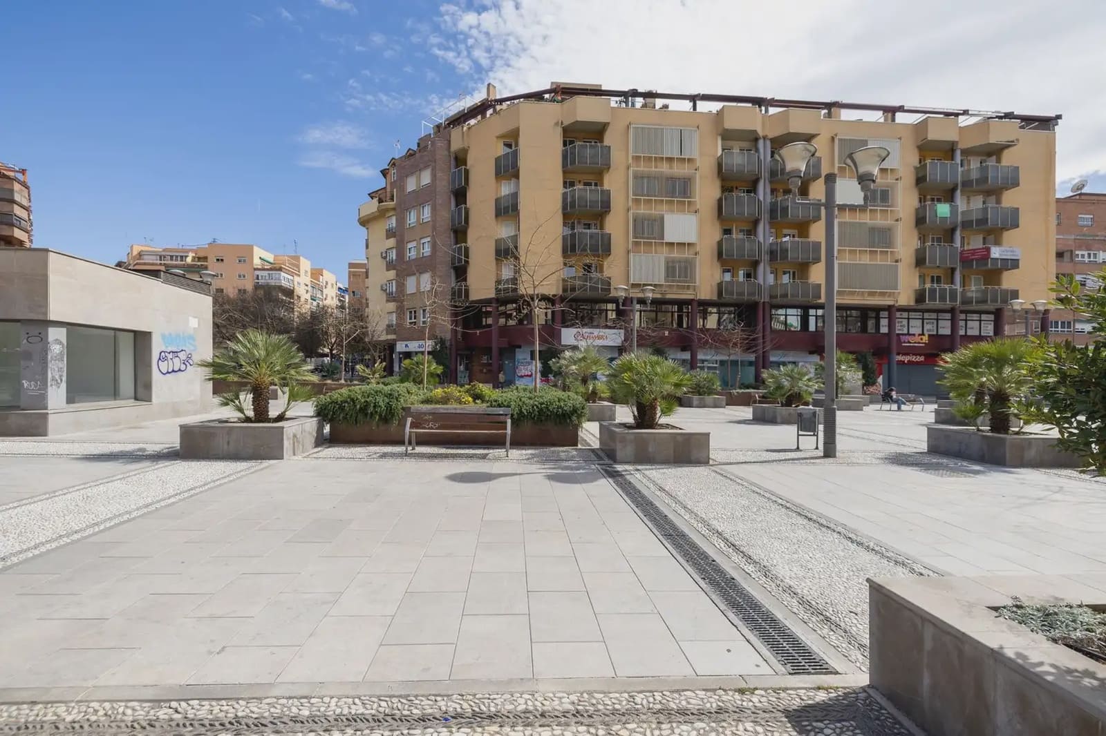 Flat for sale in Granada city - € 290,000 (Ref: 9837011)
