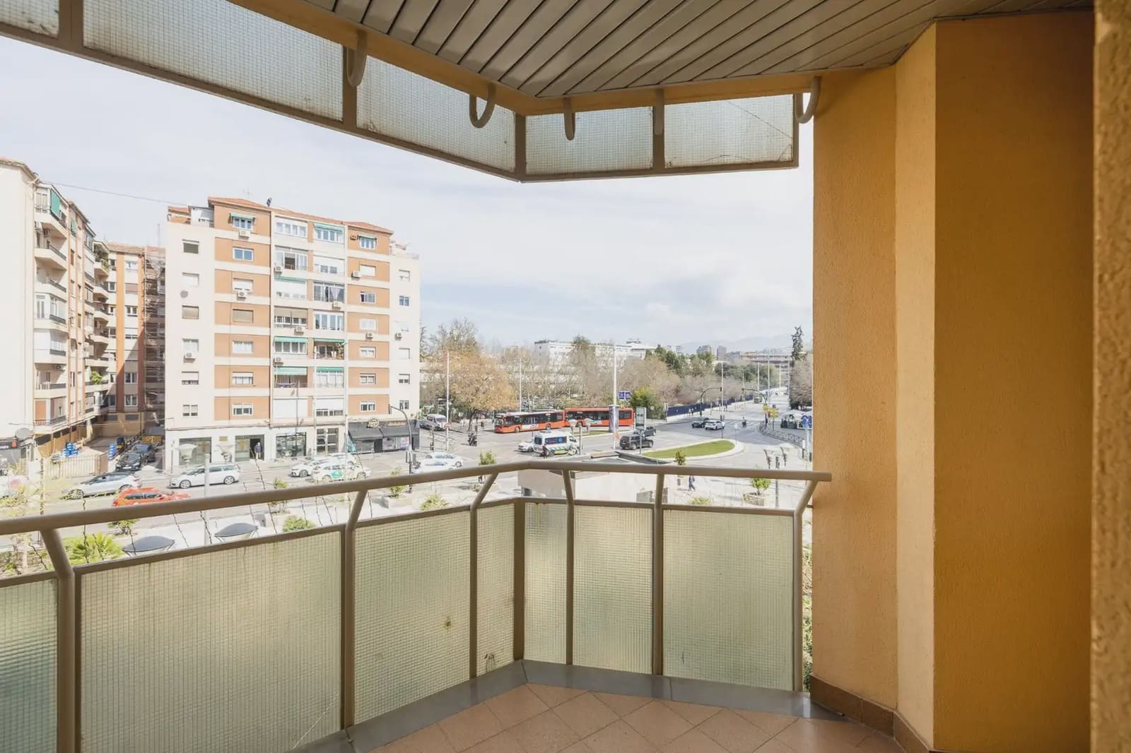 Flat for sale in Granada city - € 290,000 (Ref: 9837011)