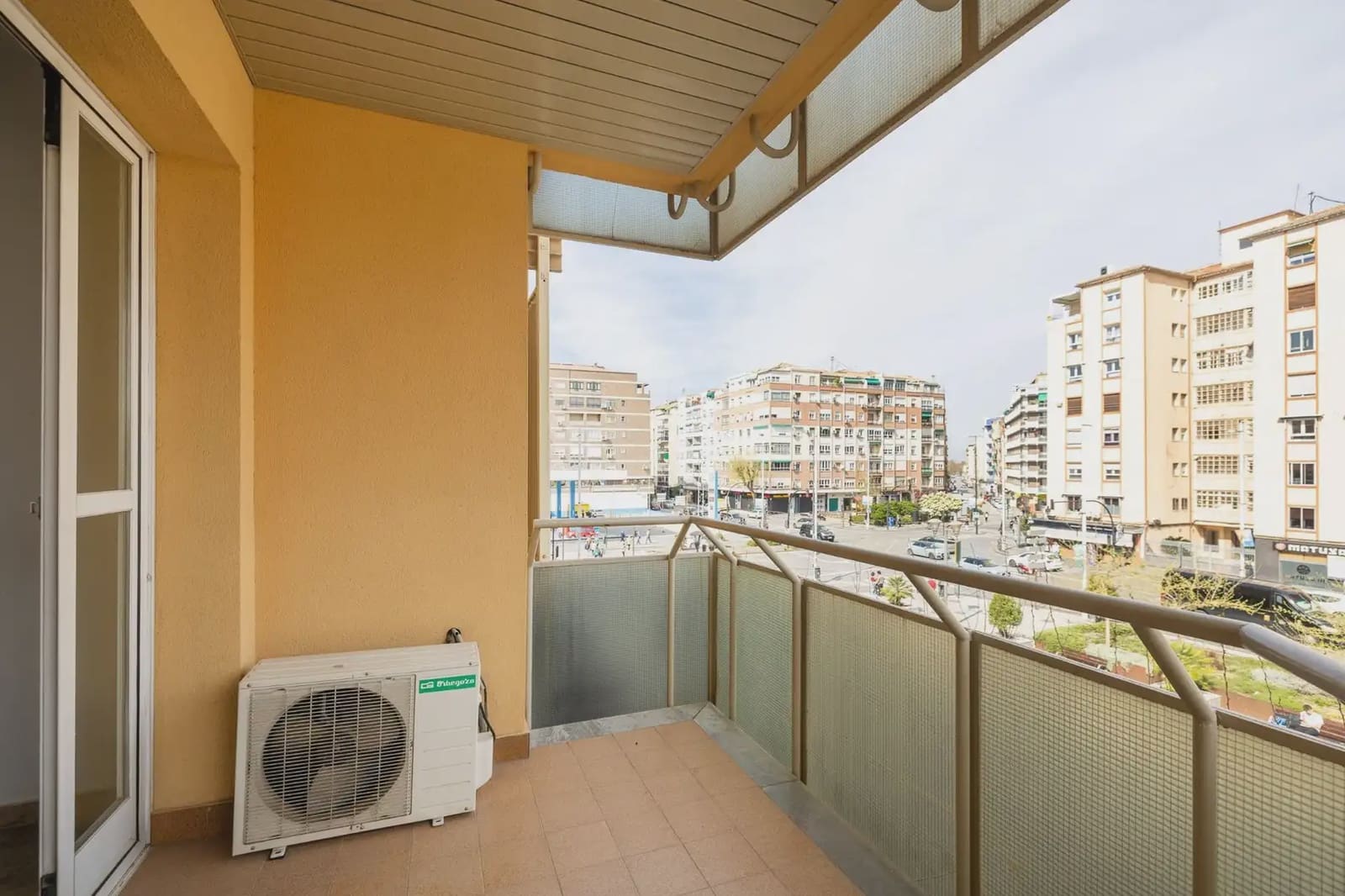 Flat for sale in Granada city - € 290,000 (Ref: 9837011)