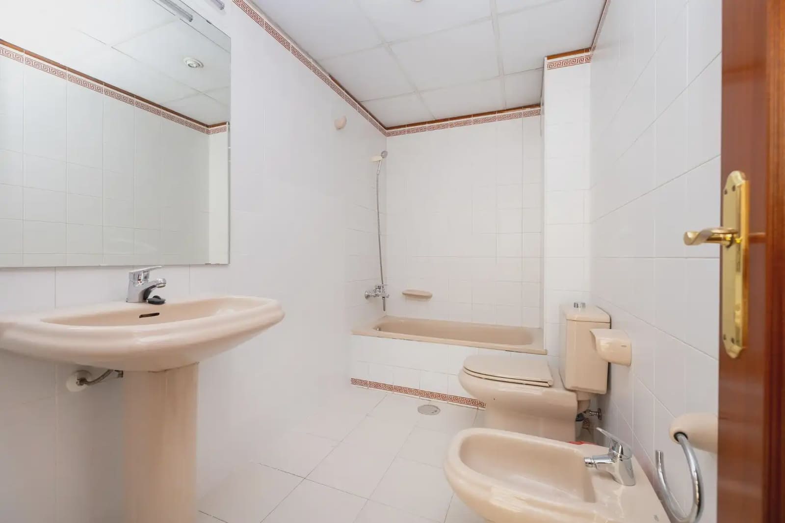 Flat for sale in Granada city - € 290,000 (Ref: 9837011)