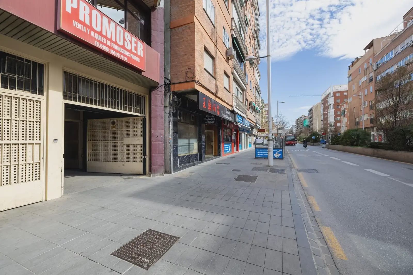 Flat for sale in Granada city - € 290,000 (Ref: 9837011)