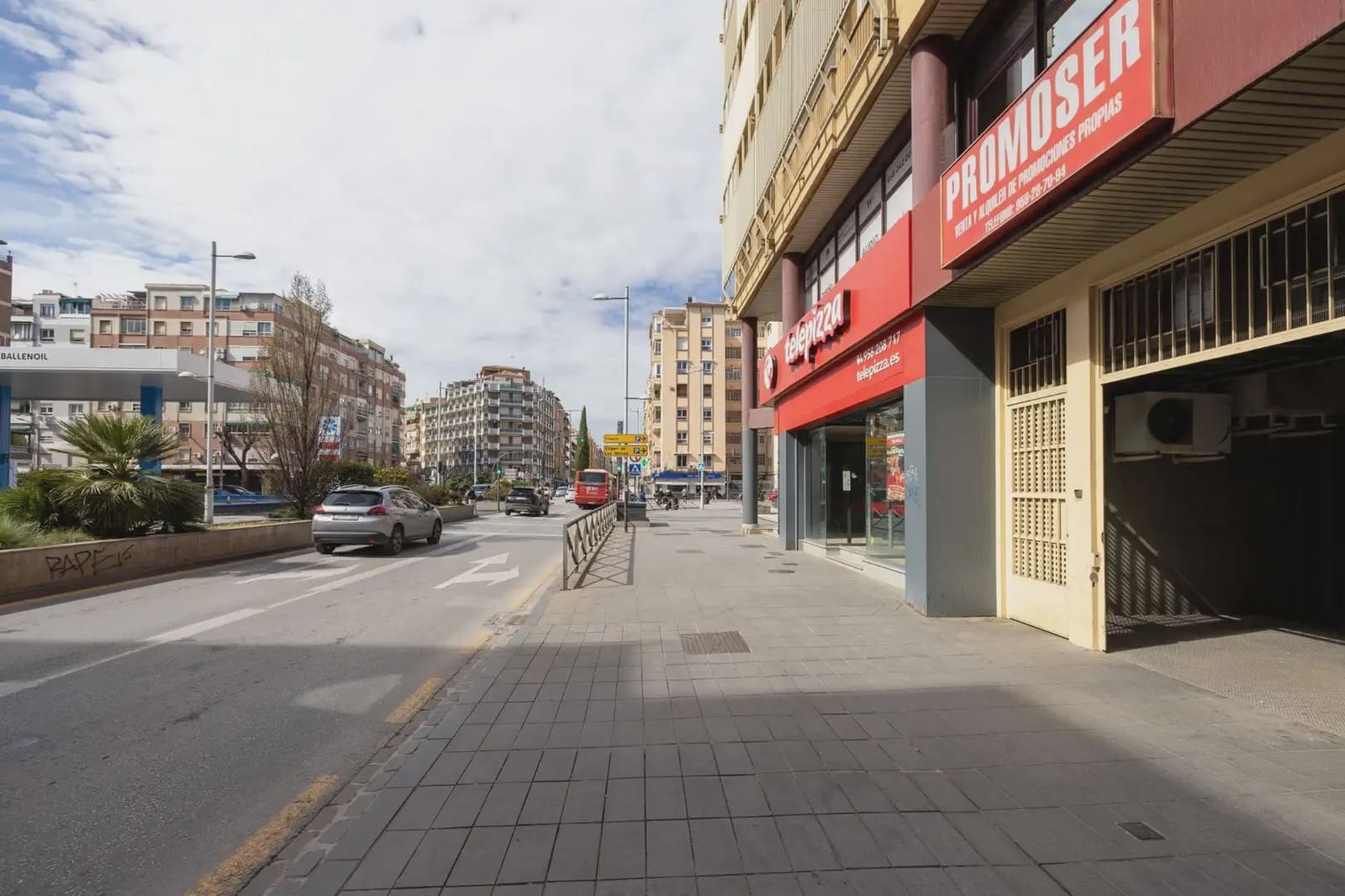 Flat for sale in Granada city - € 290,000 (Ref: 9837011)