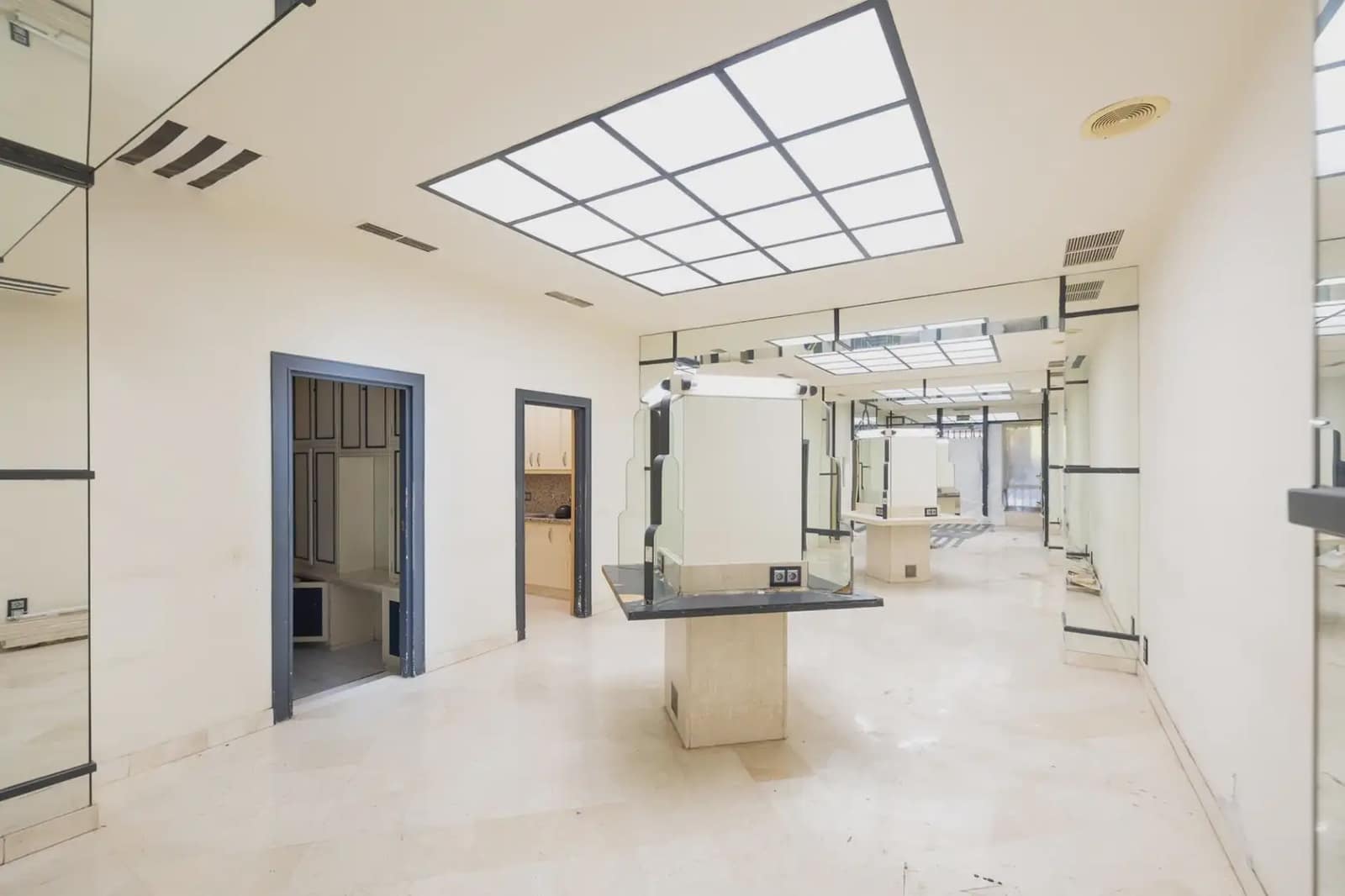 Local Comercial en Granada ciudad en venta - 295.000 € (Ref: 9837023)