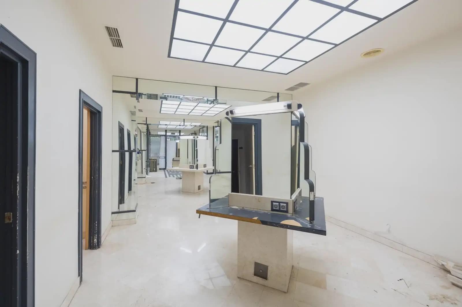 Local Comercial en Granada ciudad en venta - 295.000 € (Ref: 9837023)