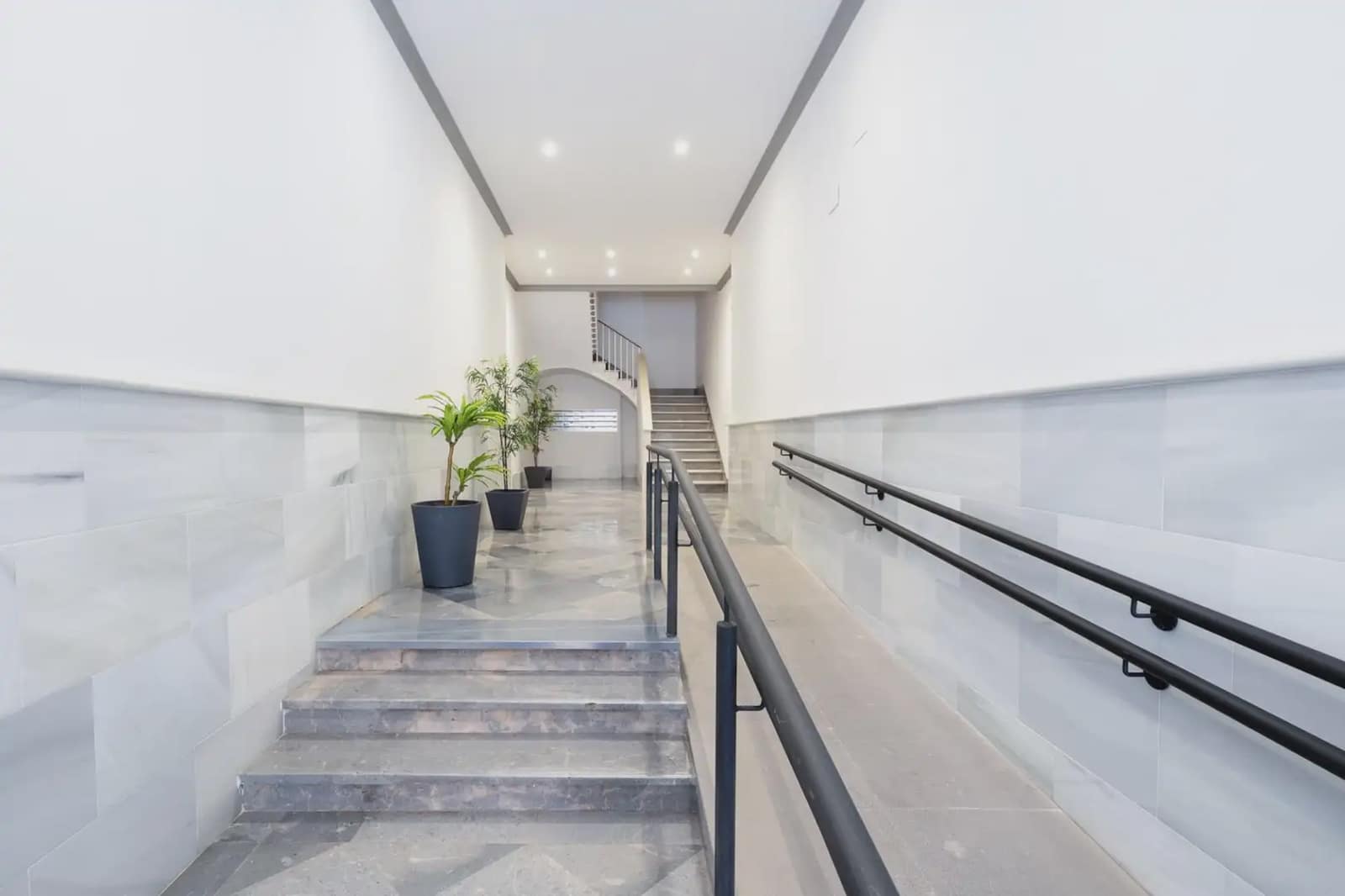 Local Comercial en Granada ciudad en venta - 295.000 € (Ref: 9837023)