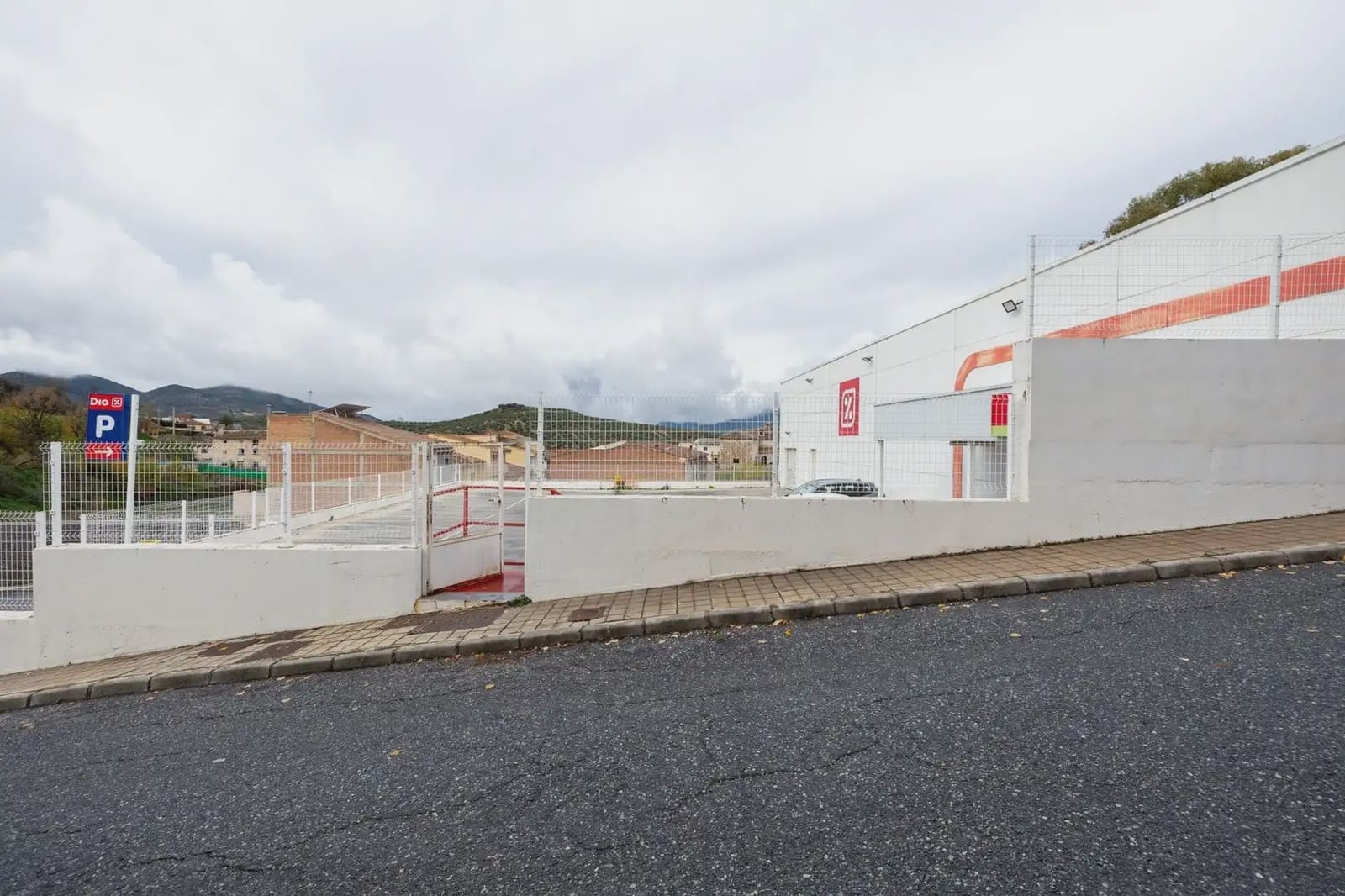 Commercial for sale in Castillo de Locubin - € 550,000 (Ref: 9837034)