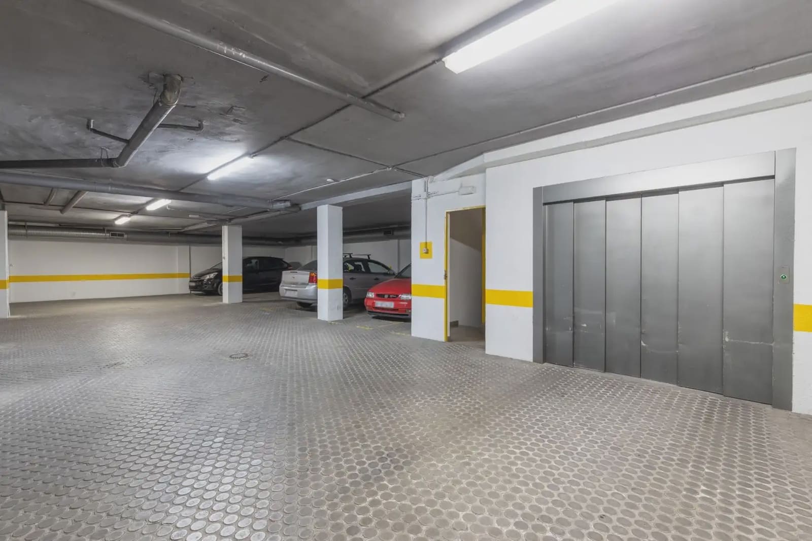 Garage for sale in Granada city - € 27,500 (Ref: 9837038)