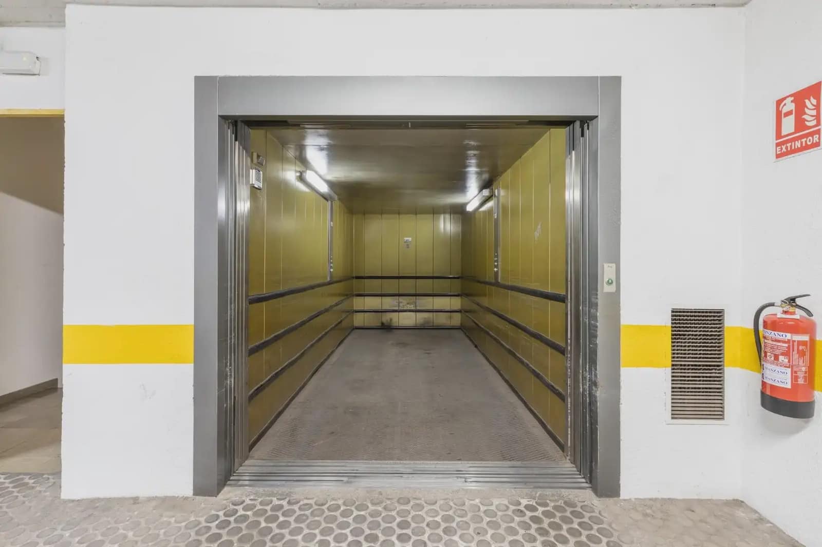 Garage for sale in Granada city - € 27,500 (Ref: 9837038)