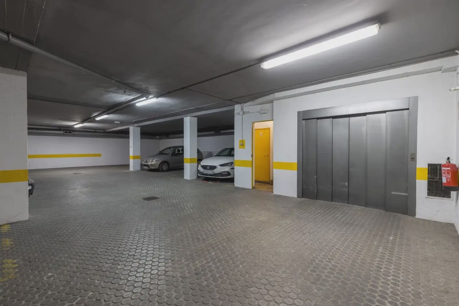 Garage for sale in Granada city - € 27,500 (Ref: 9837038)