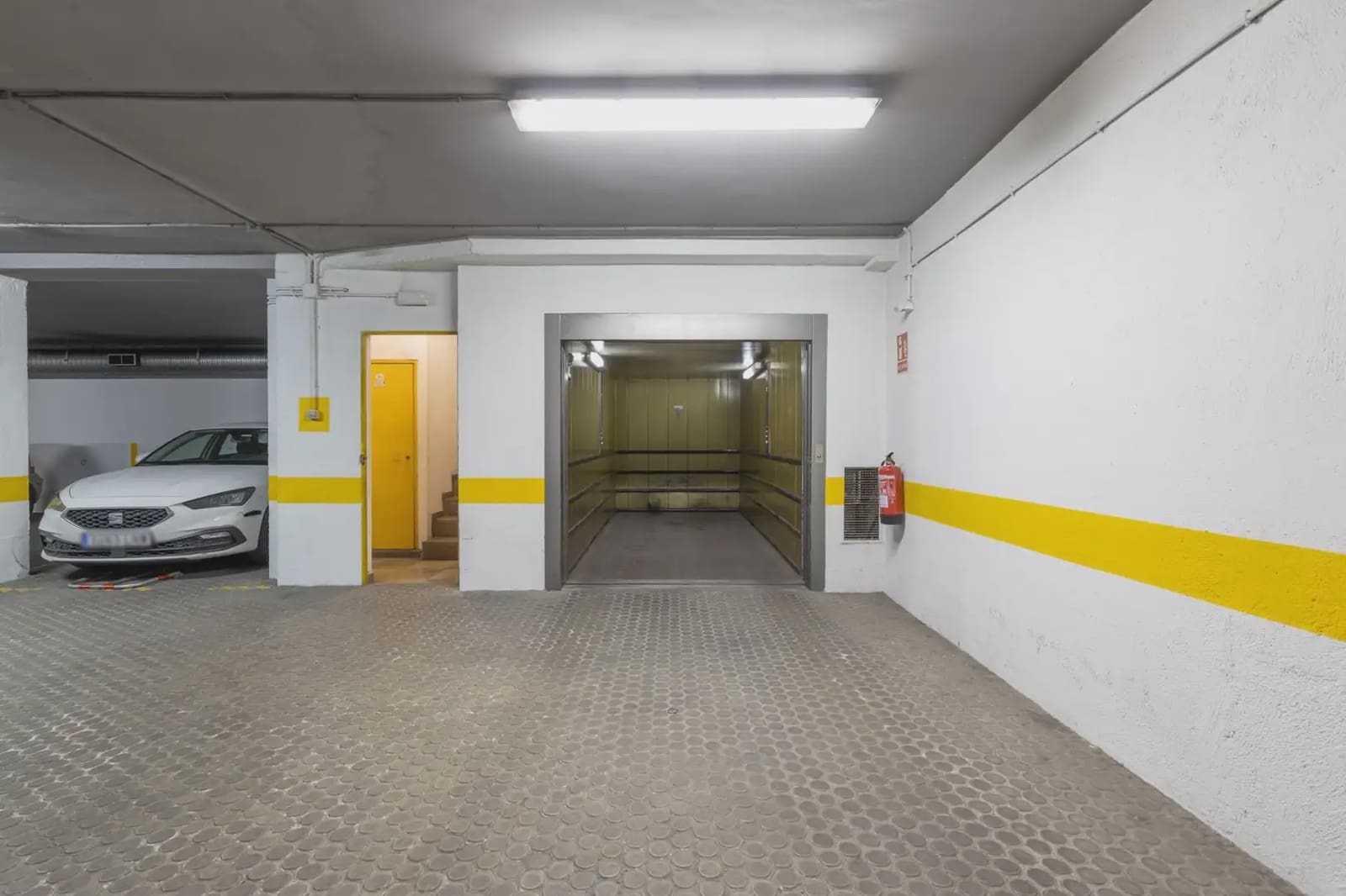 Garage for sale in Granada city - € 27,500 (Ref: 9837038)