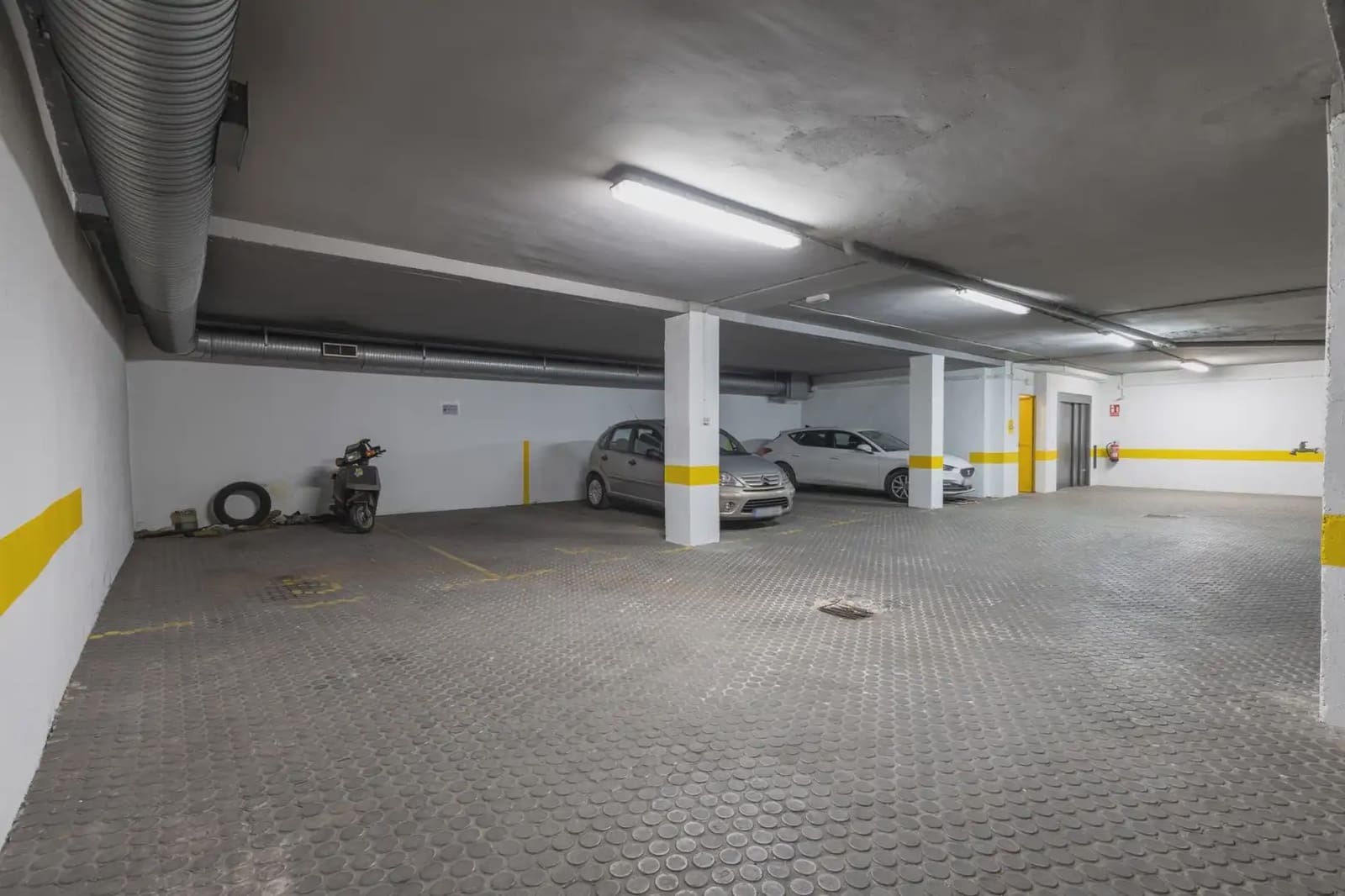 Garage for sale in Granada city - € 27,500 (Ref: 9837038)