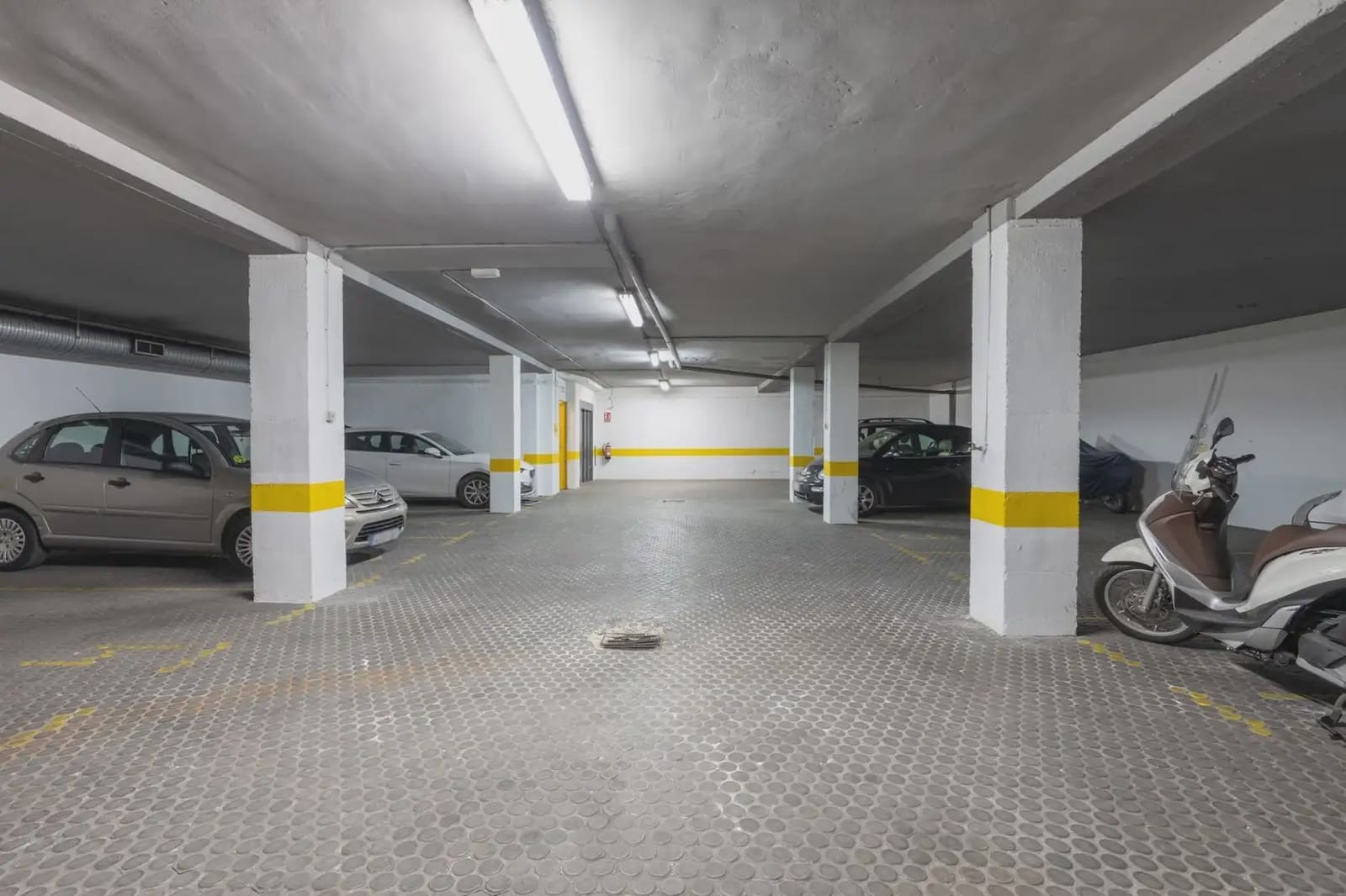 Garage for sale in Granada city - € 27,500 (Ref: 9837038)