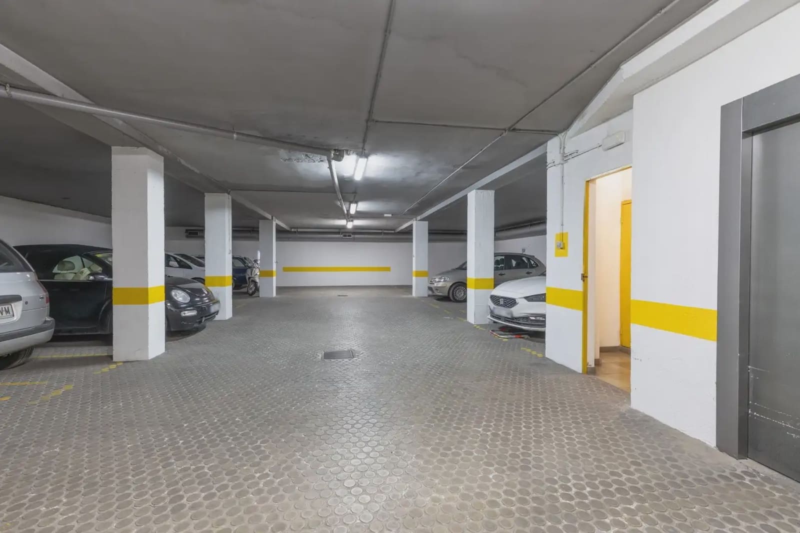 Garage for sale in Granada city - € 27,500 (Ref: 9837038)