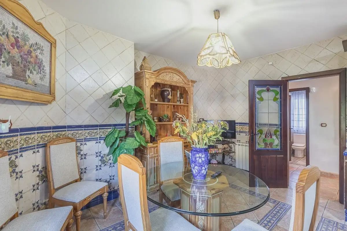 Villa for sale in Iznalloz with pool garage - € 398,000 (Ref: 9837042)