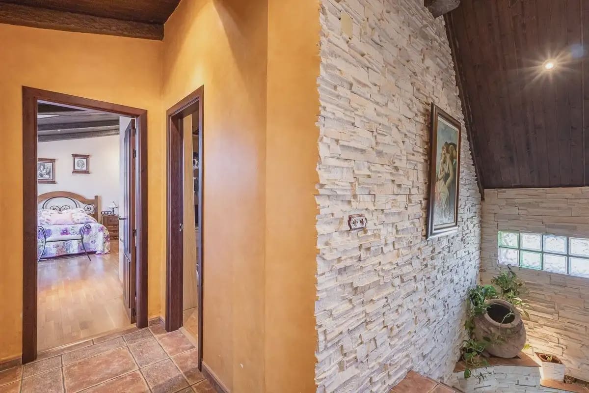 Villa for sale in Iznalloz with pool garage - € 398,000 (Ref: 9837042)