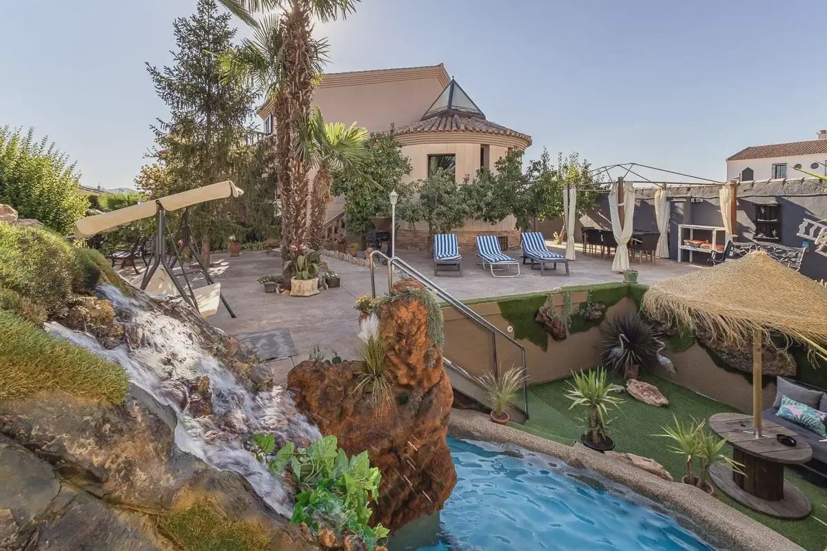 Villa for sale in Iznalloz with pool garage - € 398,000 (Ref: 9837042)