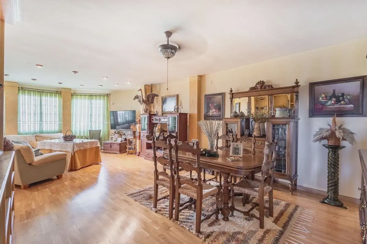Villa for sale in Iznalloz with pool garage - € 398,000 (Ref: 9837042)