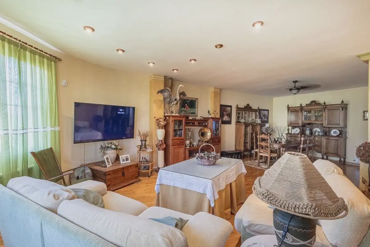 Villa for sale in Iznalloz with pool garage - € 398,000 (Ref: 9837042)