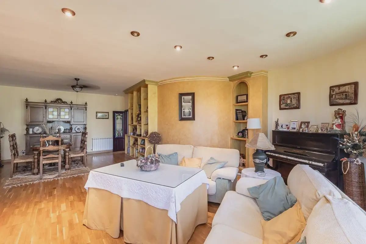 Villa for sale in Iznalloz with pool garage - € 398,000 (Ref: 9837042)