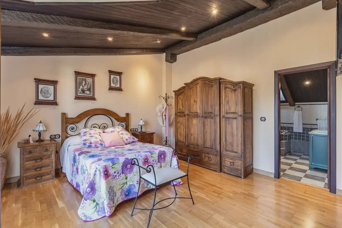 Villa for sale in Iznalloz with pool garage - € 398,000 (Ref: 9837042)