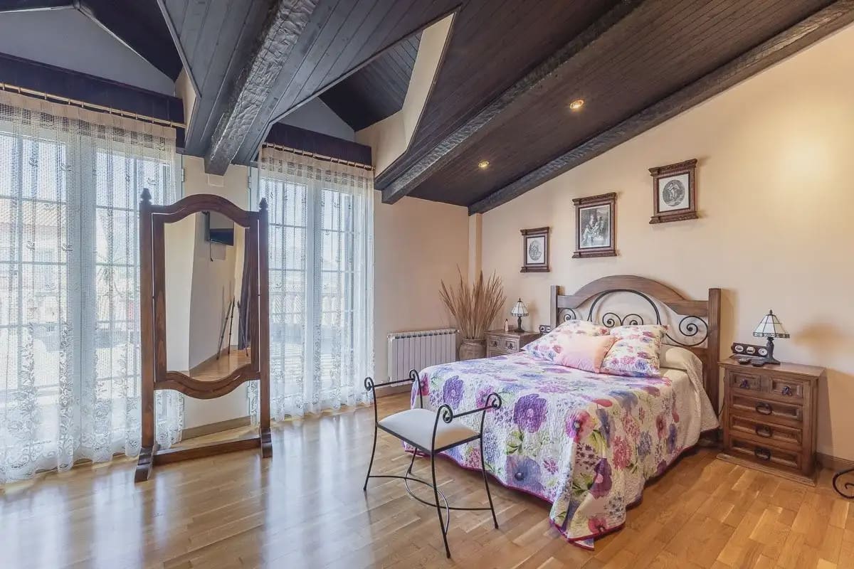 Villa for sale in Iznalloz with pool garage - € 398,000 (Ref: 9837042)