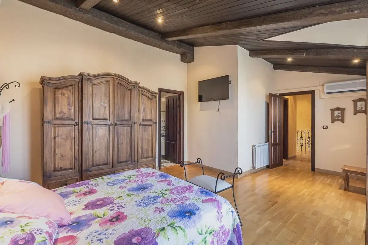 Villa for sale in Iznalloz with pool garage - € 398,000 (Ref: 9837042)