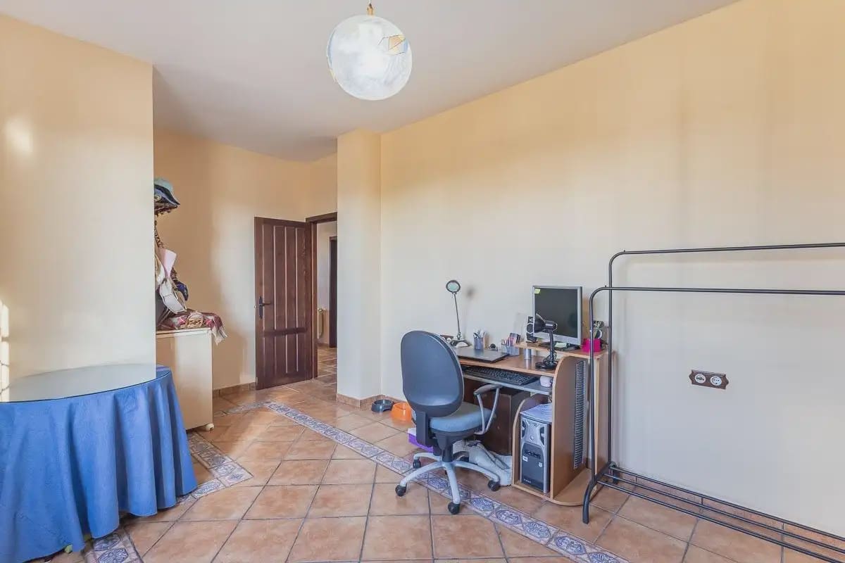 Villa for sale in Iznalloz with pool garage - € 398,000 (Ref: 9837042)