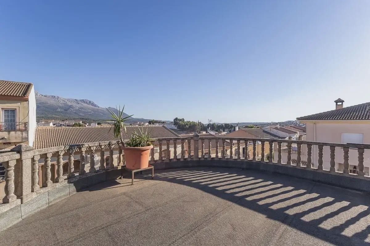 Villa for sale in Iznalloz with pool garage - € 398,000 (Ref: 9837042)