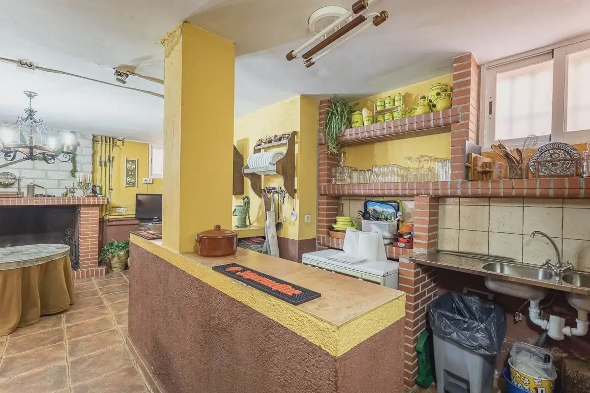 Villa for sale in Iznalloz with pool garage - € 398,000 (Ref: 9837042)