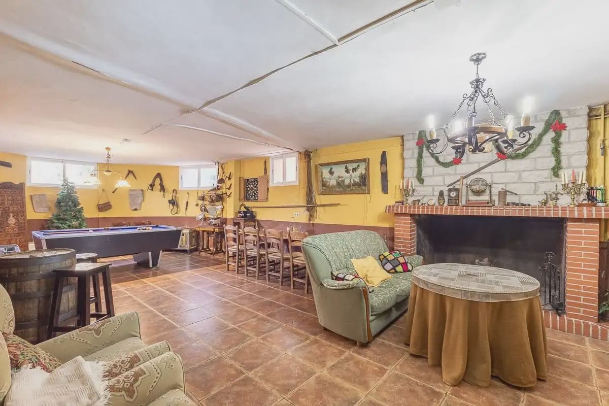 Villa for sale in Iznalloz with pool garage - € 398,000 (Ref: 9837042)