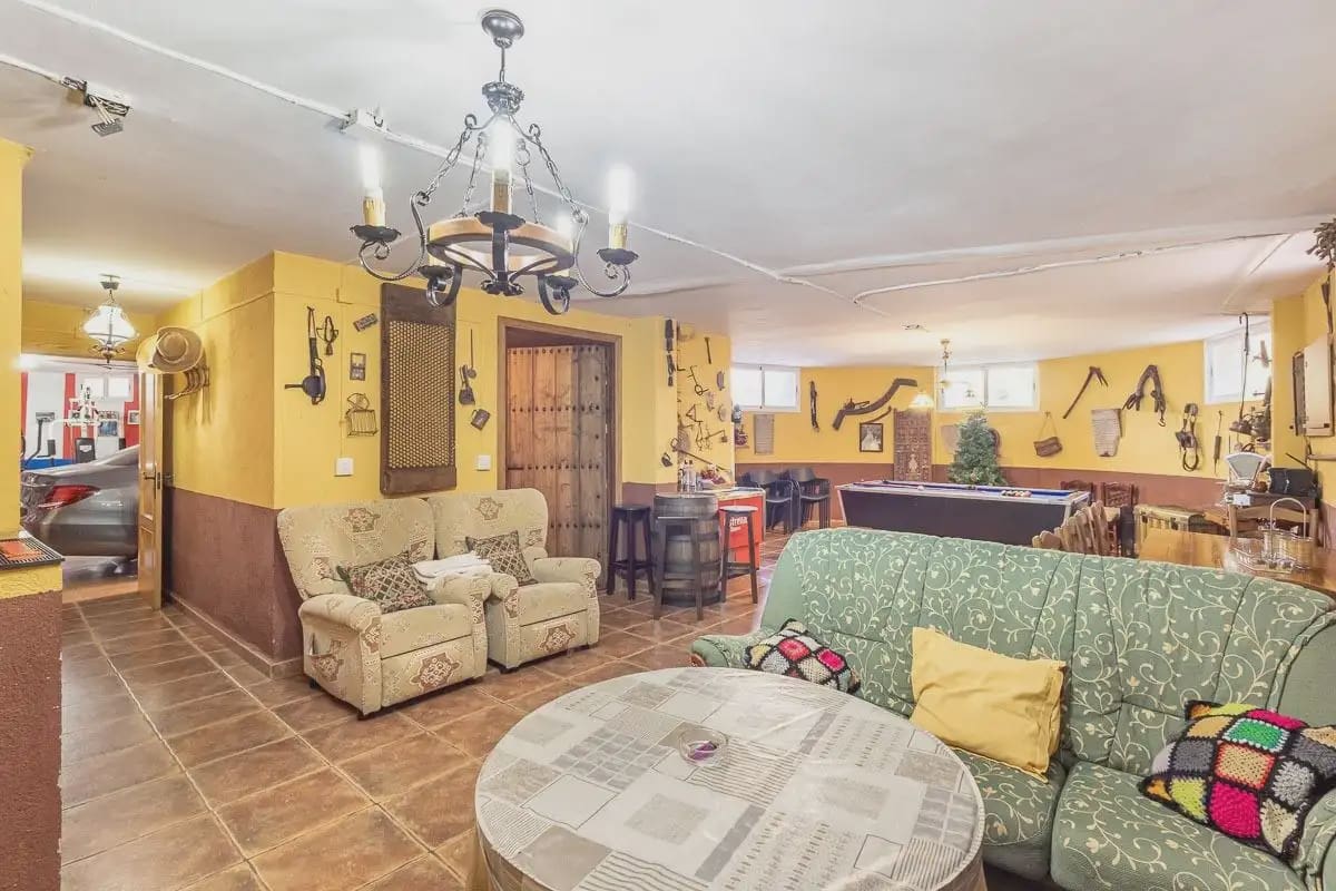 Villa for sale in Iznalloz with pool garage - € 398,000 (Ref: 9837042)
