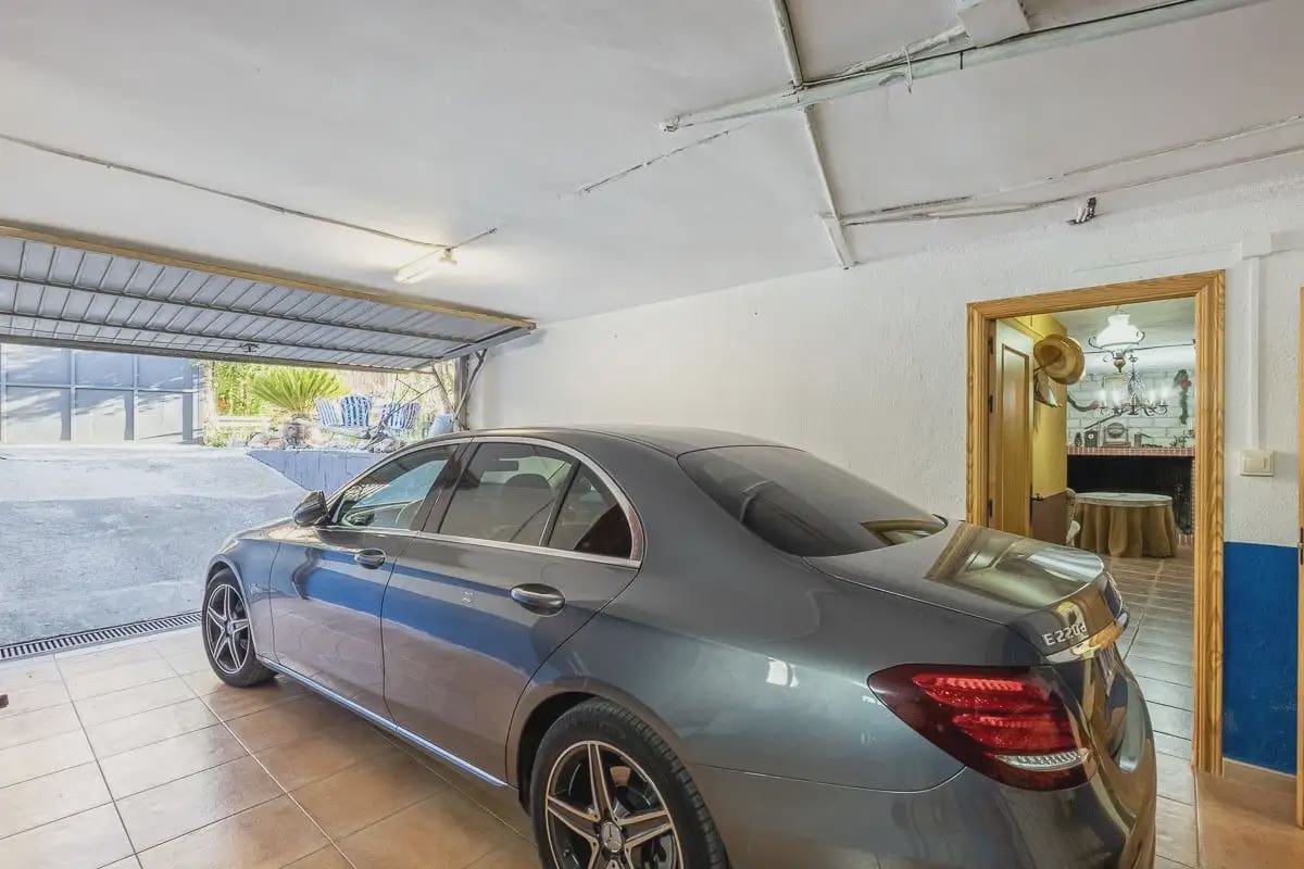 Villa for sale in Iznalloz with pool garage - € 398,000 (Ref: 9837042)
