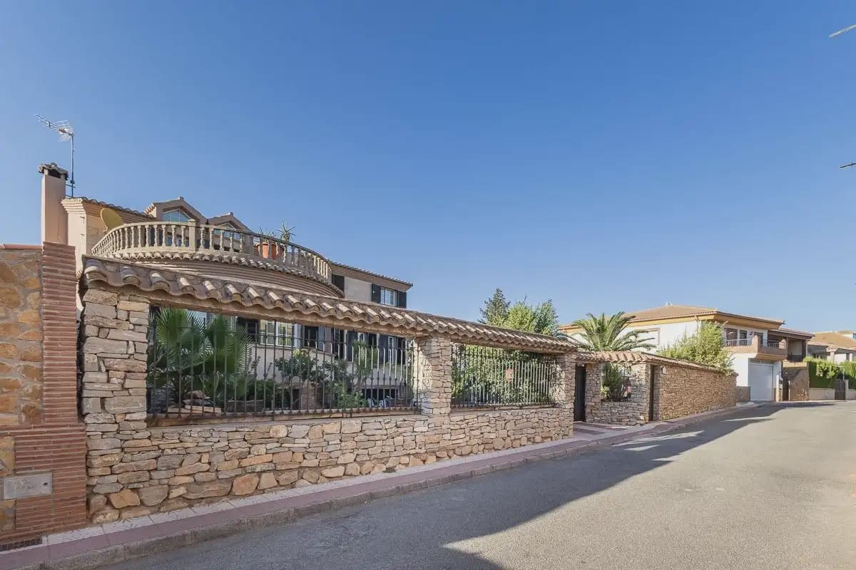 Villa for sale in Iznalloz with pool garage - € 398,000 (Ref: 9837042)