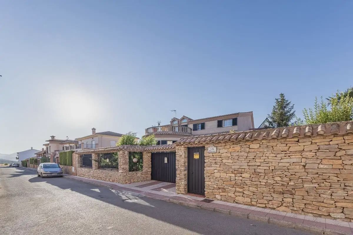 Villa for sale in Iznalloz with pool garage - € 398,000 (Ref: 9837042)