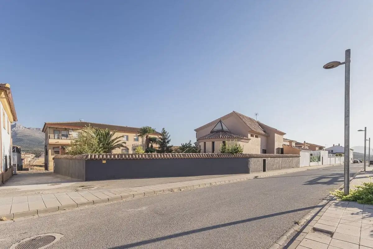 Villa for sale in Iznalloz with pool garage - € 398,000 (Ref: 9837042)