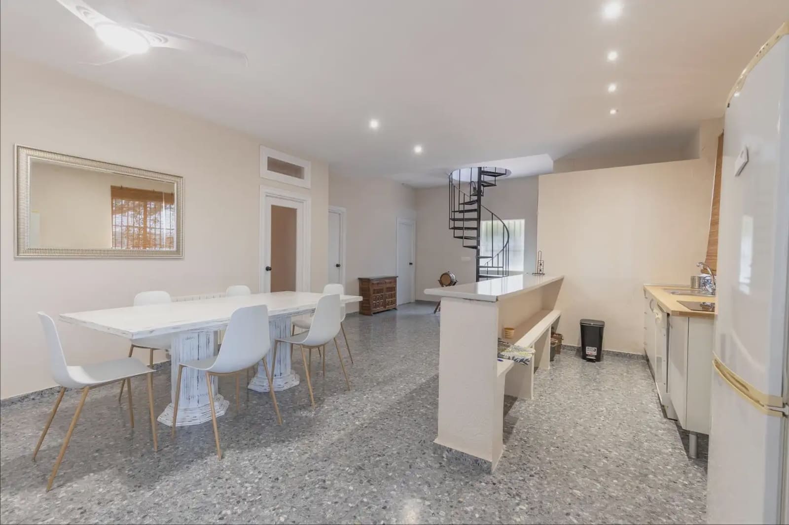5 Zimmer Villa zu verkaufen in Huetor Santillan mit Pool - 285.000 € (Ref: 9837046)
