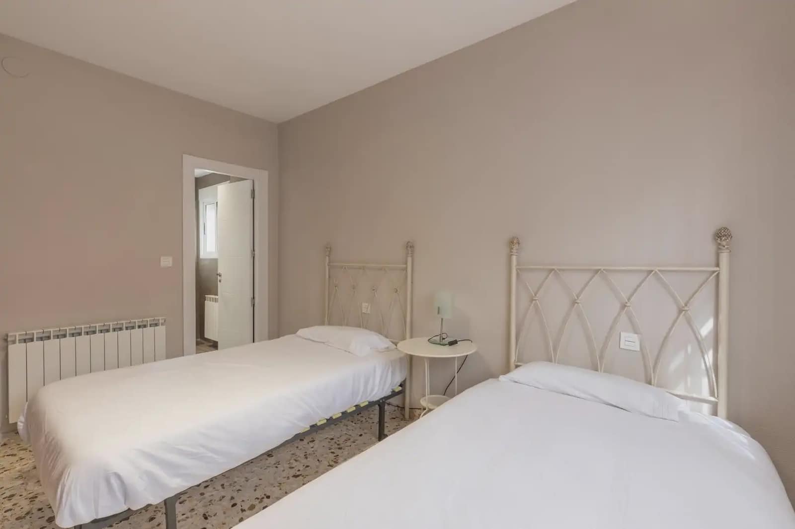 5 Zimmer Villa zu verkaufen in Huetor Santillan mit Pool - 285.000 € (Ref: 9837046)