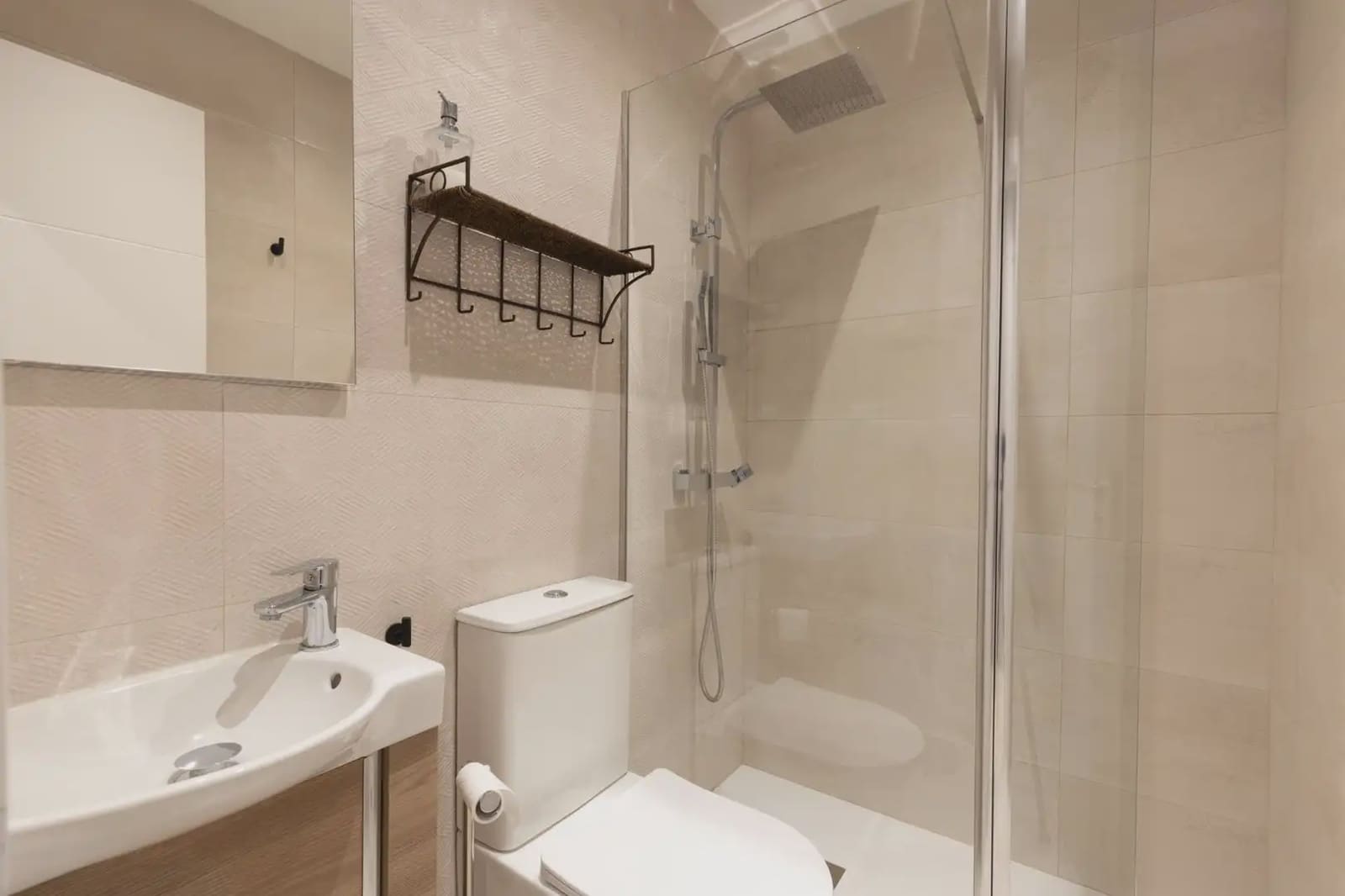 5 Zimmer Villa zu verkaufen in Huetor Santillan mit Pool - 285.000 € (Ref: 9837046)