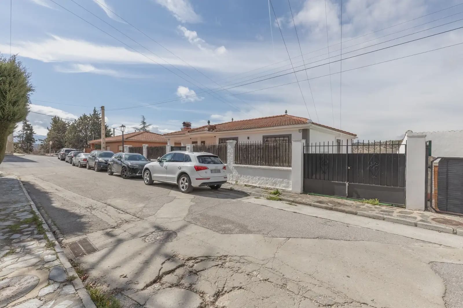 5 Zimmer Villa zu verkaufen in Huetor Santillan mit Pool - 285.000 € (Ref: 9837046)