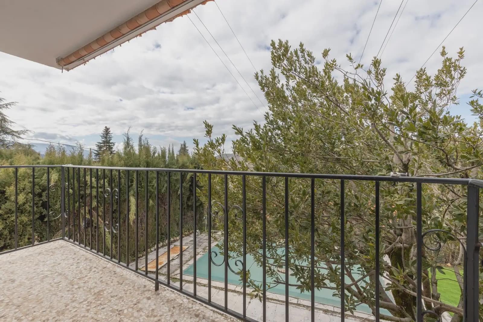 5 Zimmer Villa zu verkaufen in Huetor Santillan mit Pool - 285.000 € (Ref: 9837046)