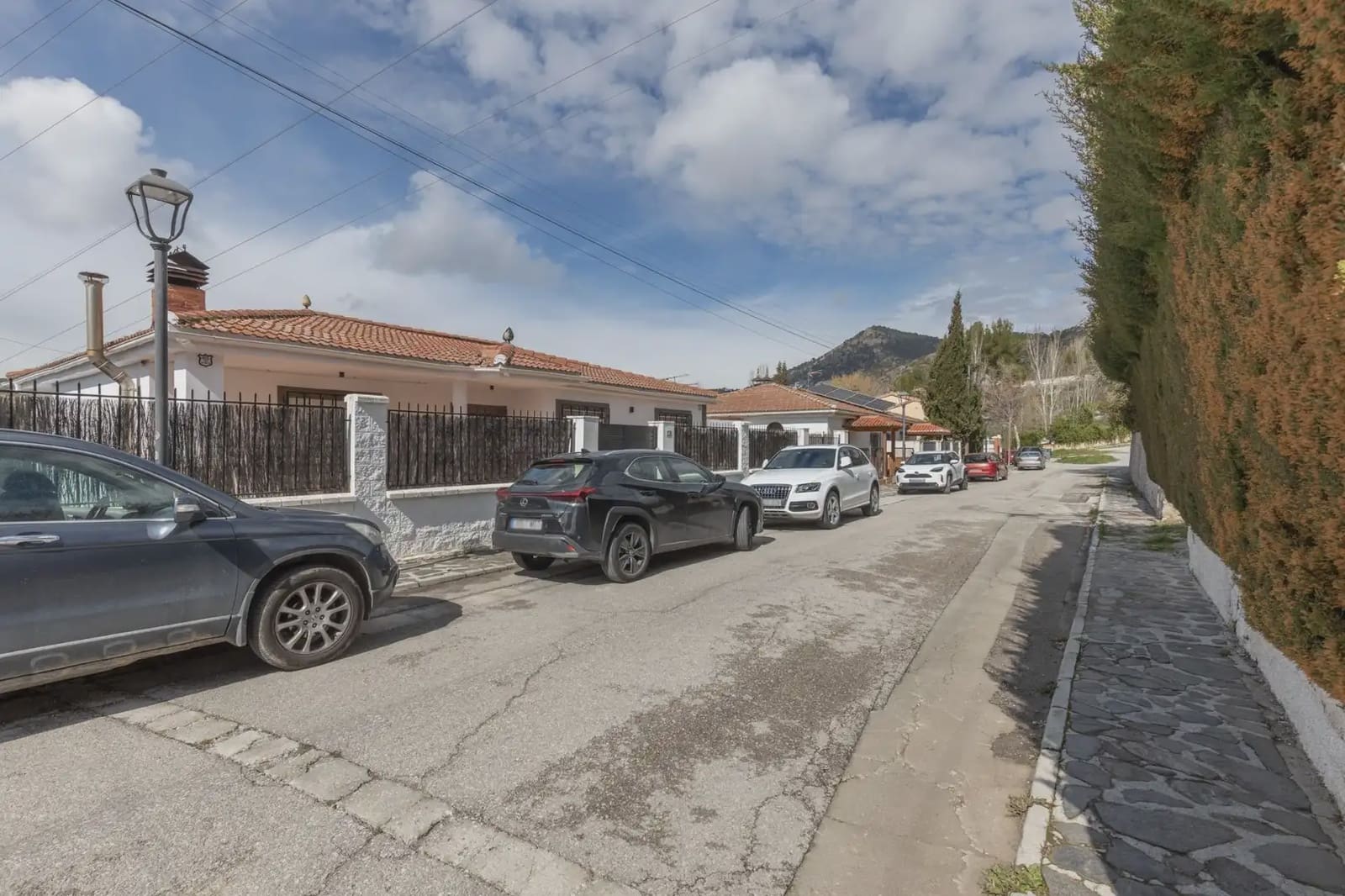 5 Zimmer Villa zu verkaufen in Huetor Santillan mit Pool - 285.000 € (Ref: 9837046)