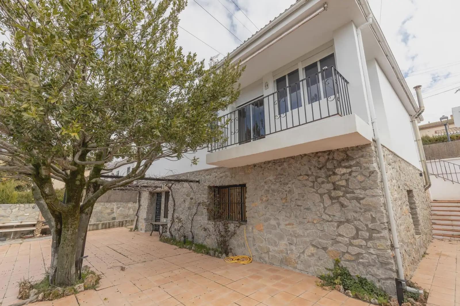 5 Zimmer Villa zu verkaufen in Huetor Santillan mit Pool - 285.000 € (Ref: 9837046)
