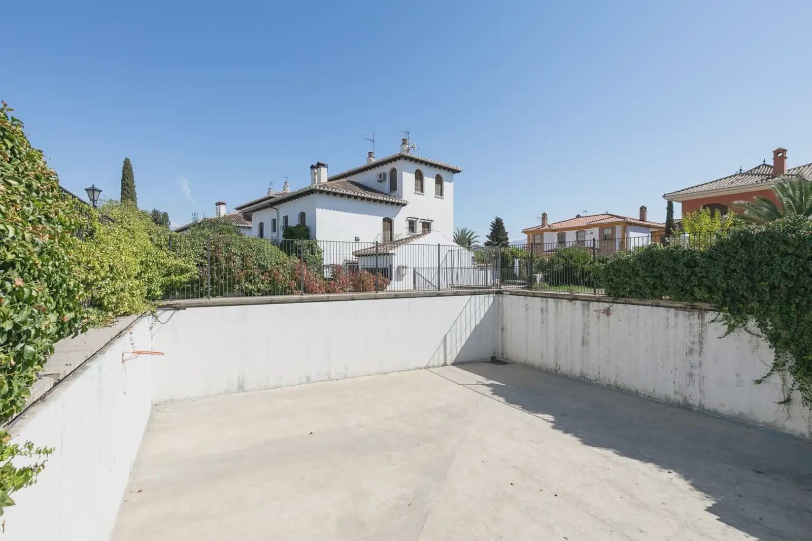 Villa for sale in Ogijares with pool garage - € 325,000 (Ref: 9837052)