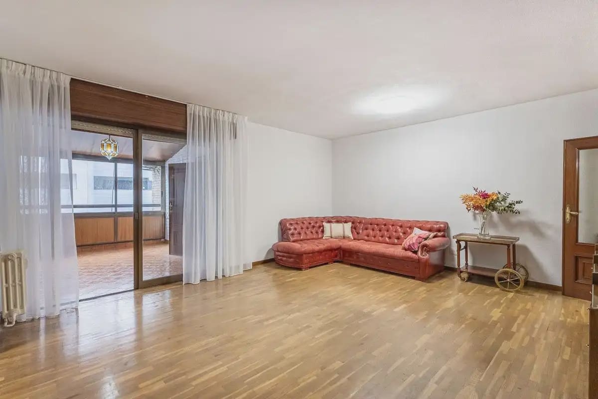 5 slaapkamer Flat te koop in Granada stad - € 380.000 (Ref: 9837057)