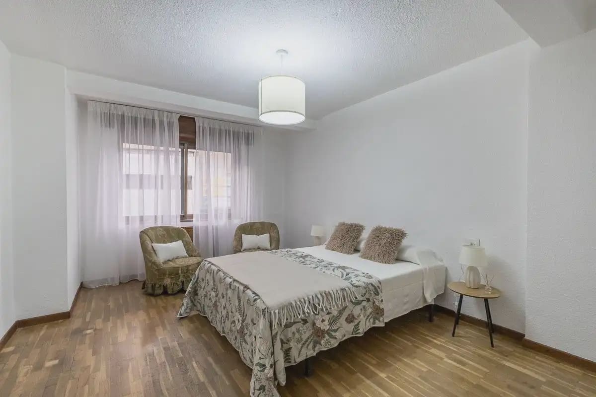 5 slaapkamer Flat te koop in Granada stad - € 380.000 (Ref: 9837057)