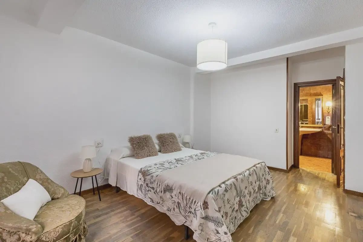 5 slaapkamer Flat te koop in Granada stad - € 380.000 (Ref: 9837057)