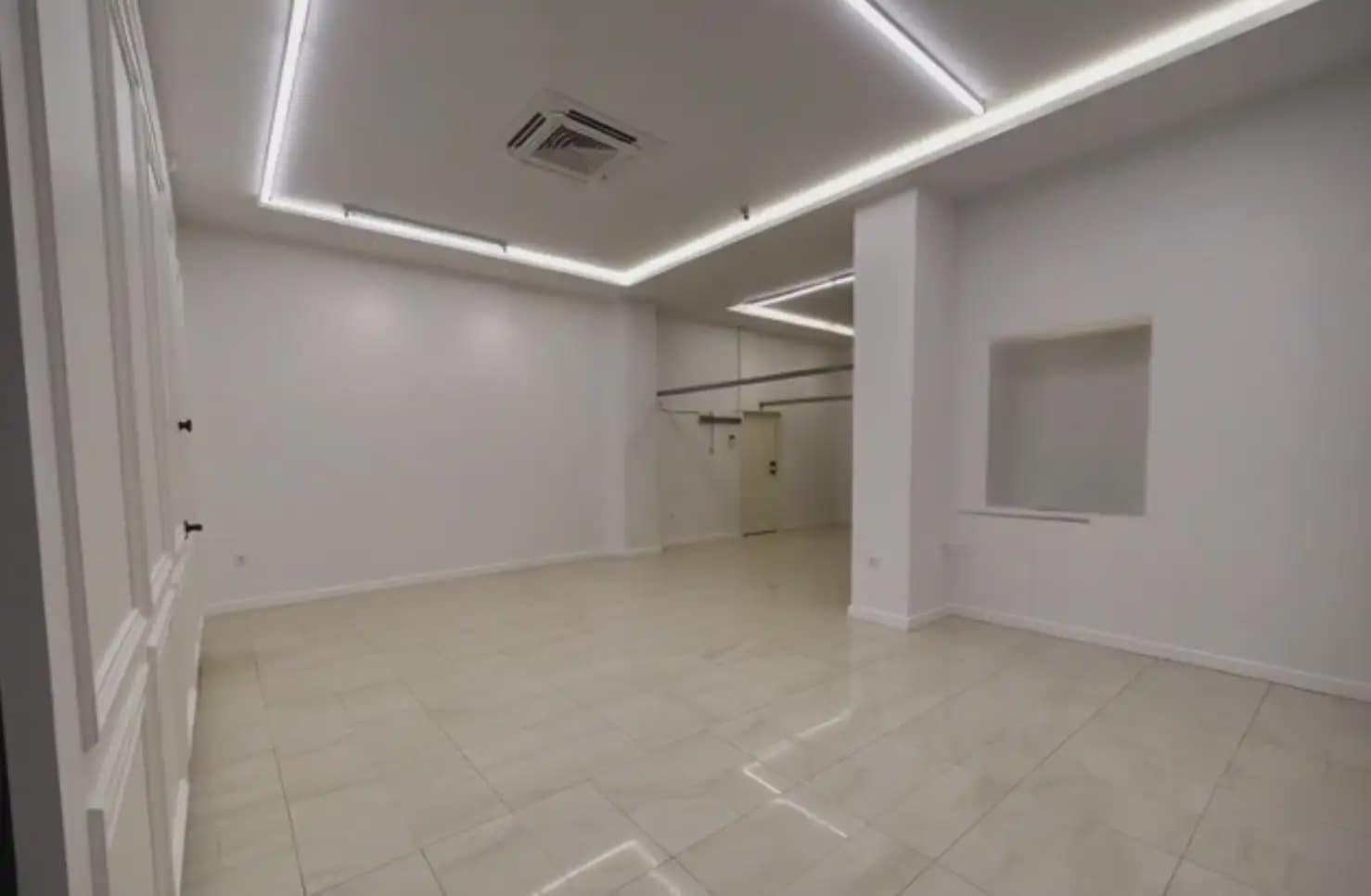 Kommersiell til leie i Granada by - € 1 800 (Ref: 9837065)
