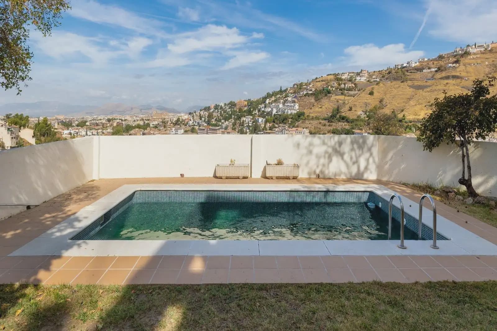 Villa for sale in Granada city with pool garage - € 699,000 (Ref: 9837071)