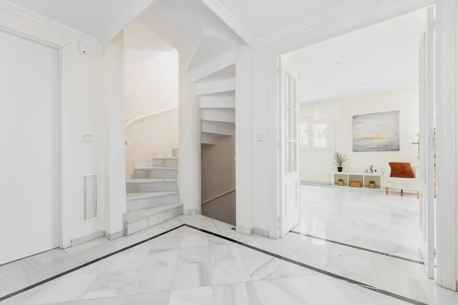 Villa for sale in Granada city with pool garage - € 699,000 (Ref: 9837071)